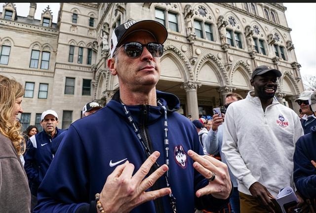易倍体育官方网站-康大主帅赫尔利曾拒绝湖人邀约 为何NCAA名帅都拒绝NBA的合同？